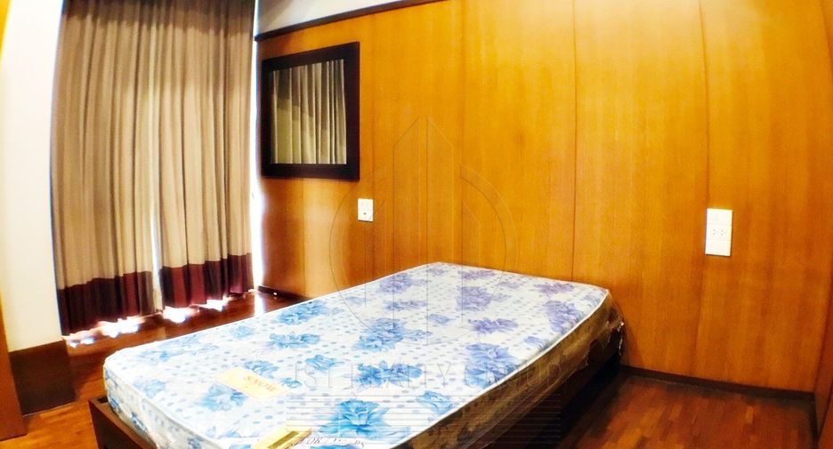 For rent 3 bedrooms townhouse in Watthana, Bangkok