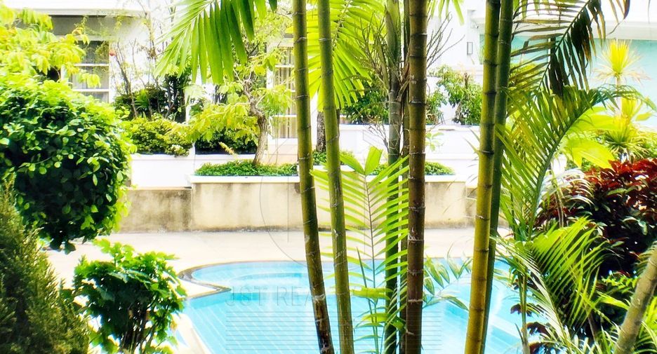 For rent 3 bedrooms townhouse in Watthana, Bangkok