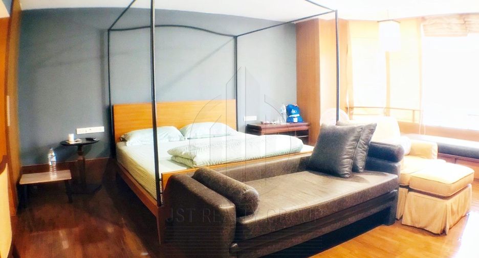 For rent 3 bedrooms townhouse in Watthana, Bangkok