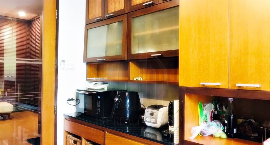 For rent 3 bedrooms townhouse in Watthana, Bangkok