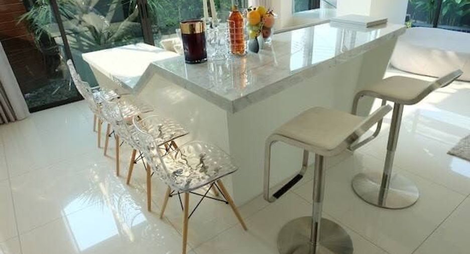 For rent 3 bedrooms townhouse in Watthana, Bangkok