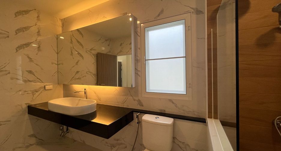 Casa en alquiler de 3 habitaciones en Bang Lamung, Chonburi