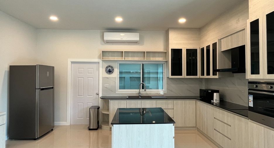 Casa en alquiler de 3 habitaciones en Bang Lamung, Chonburi