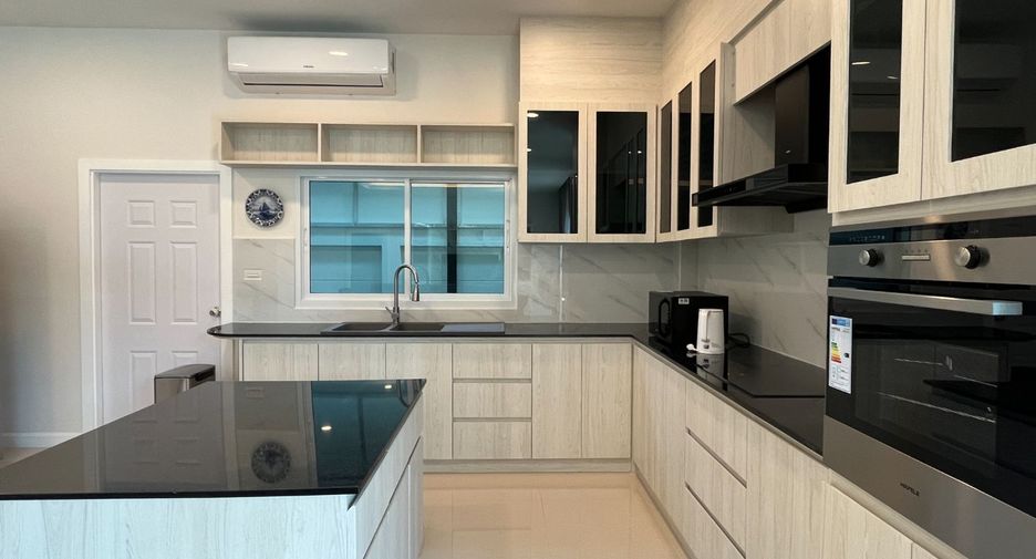 Casa en alquiler de 3 habitaciones en Bang Lamung, Chonburi
