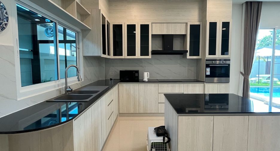 Casa en alquiler de 3 habitaciones en Bang Lamung, Chonburi