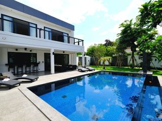 999 at Jim Kahana Modern