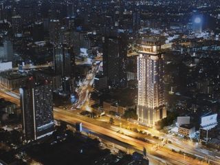 Mayfair Place Victory Monument