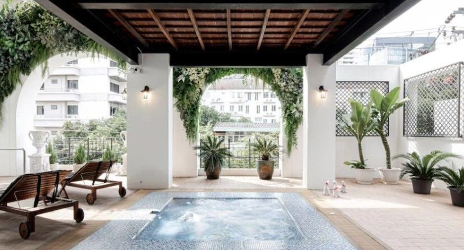 Schloss at Thonglor