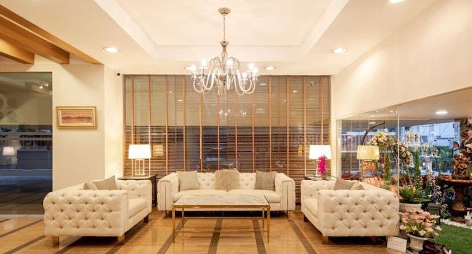 Schloss at Thonglor