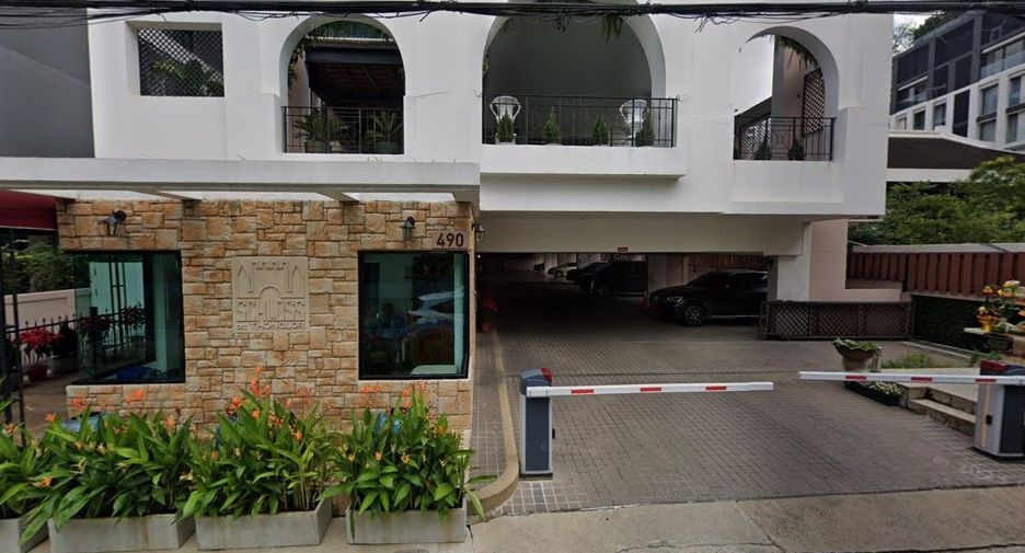 Schloss at Thonglor
