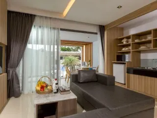 The Bay & Beach Club