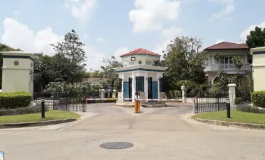 Ladawan Lake Colonial