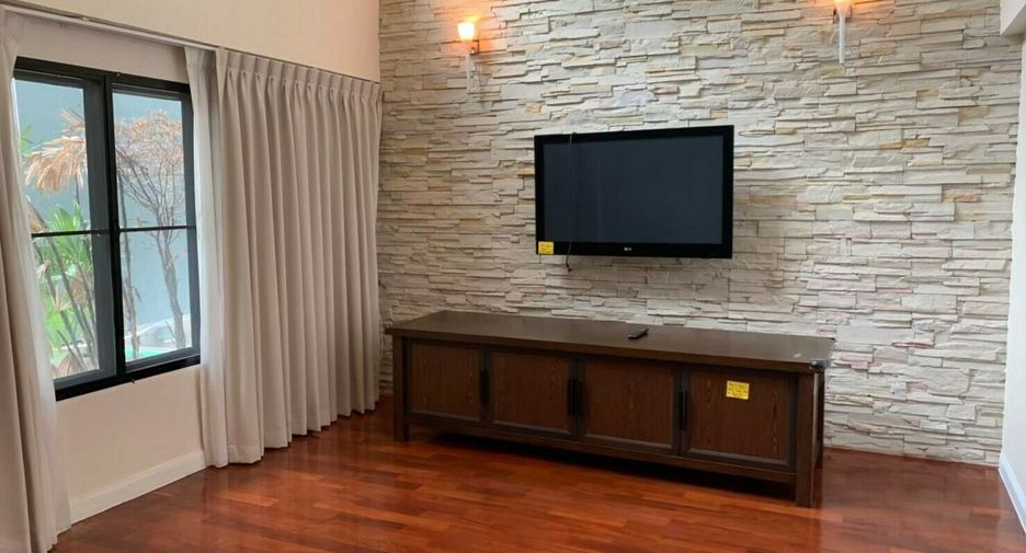 Evanston Thonglor 25