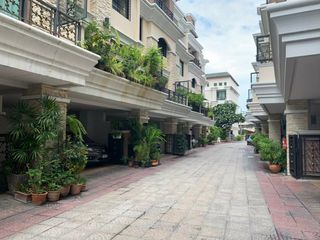 Evanston Thonglor 25