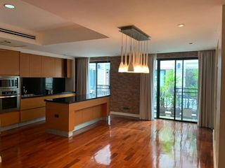 Evanston Thonglor 25