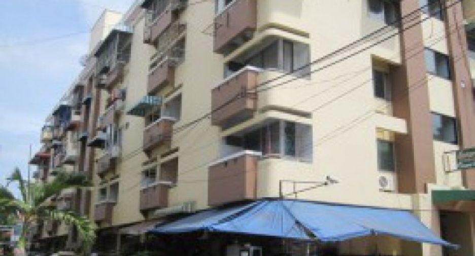 Uea Pracha Condo Town Building 12