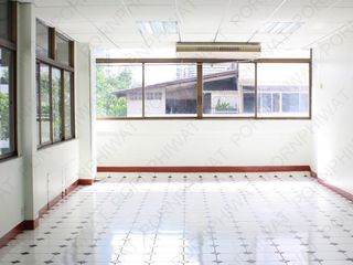 Pornphiwat Building