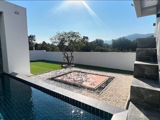 De Flourishing Hill Pool Villa