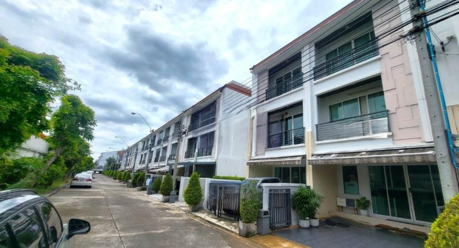 Casa en el Centro de la Ciudad, S St. Srinakarin