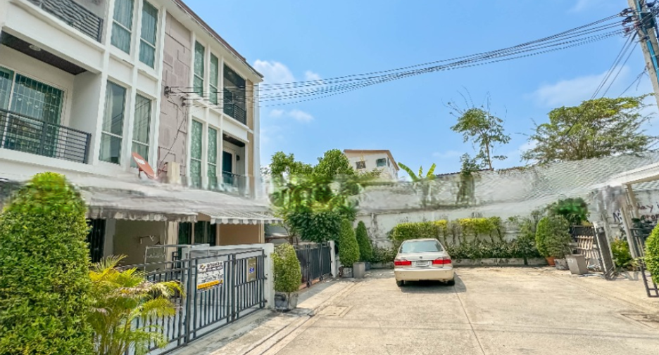Casa en el Centro de la Ciudad, S St. Srinakarin