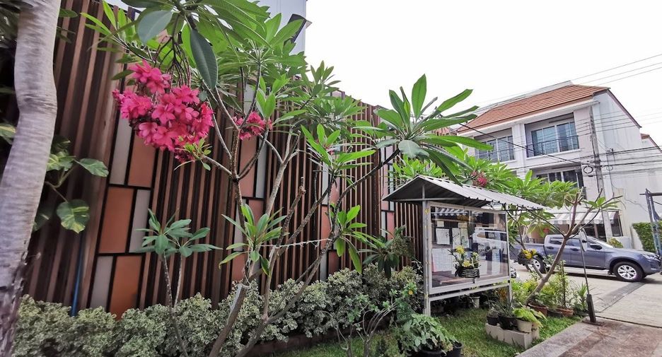 Casa en el Centro de la Ciudad, S St. Srinakarin