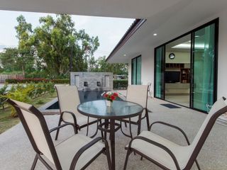 Mil Pool Villas