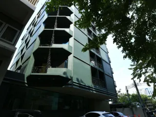 Aree Corner