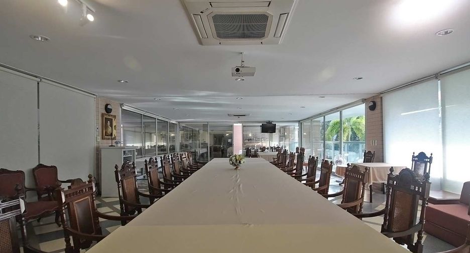 Navin Court