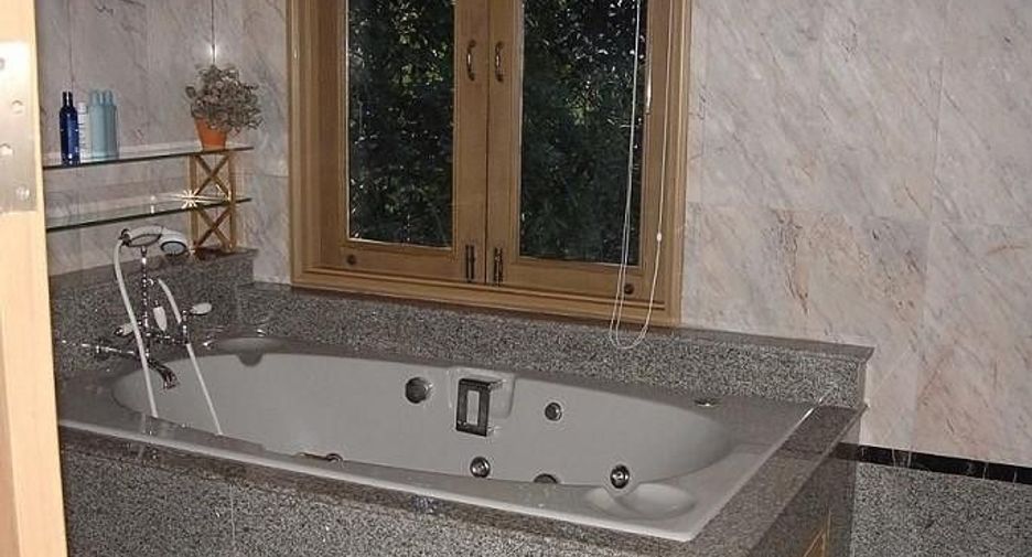 Lakeside Villa 2