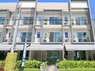 Baan Klang Muang Sukhumvit 77