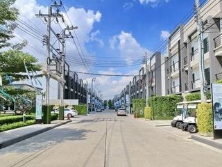 Baan Klang Muang Sukhumvit 77