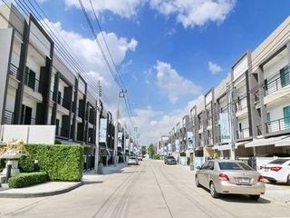 Baan Klang Muang Sukhumvit 77