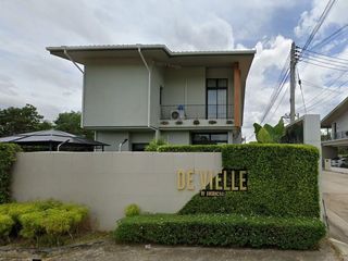 De Ville by Amornchai
