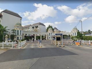 Дом в центре города, The Royal Vienna, Ratchawipa