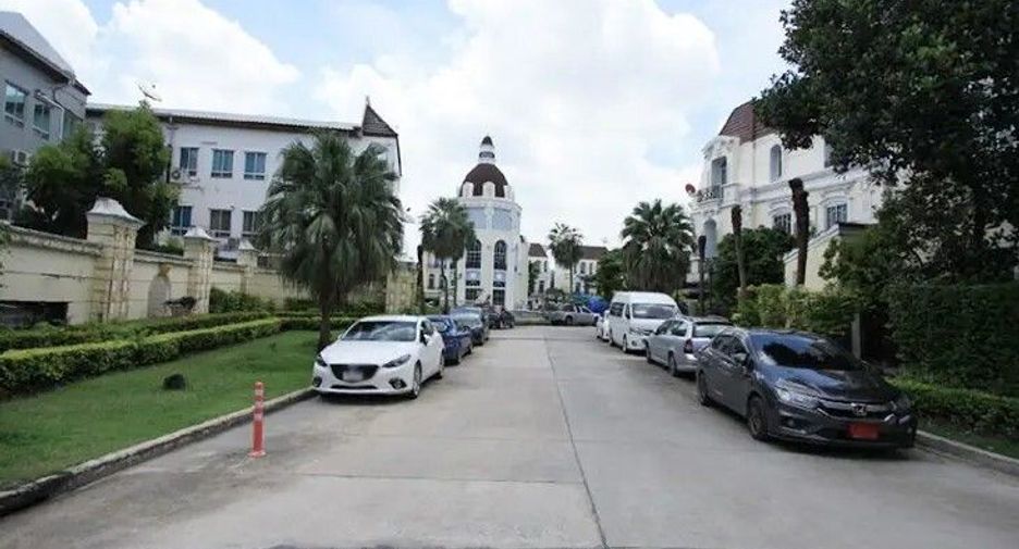 Baan Klang Krung (The Royal Viena Ratchavipha)