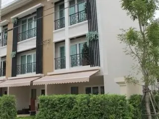 Haus in der Innenstadt, Rama 9 Autobahn