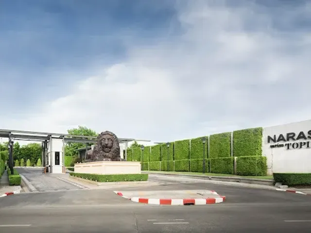 Narasiri Topiary
