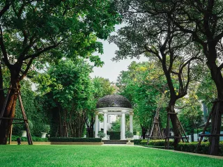 Narasiri Topiary
