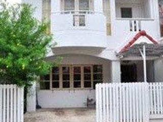 หมู่บ้านเฟิร์สโฮม