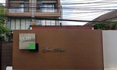 The Plot Yen Akat
