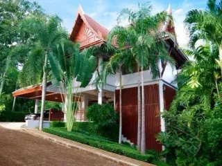 Wanic Bayfront Villa