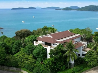 Wanic Bayfront Villa