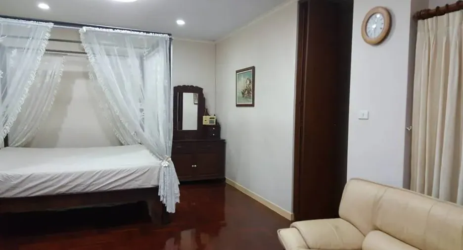 หมู่บ้านเรือนทอง 2