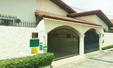 Maison au Bord de l'Eau, Pattaya