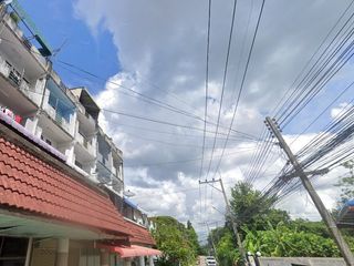 เฟริสท์ คอนโด