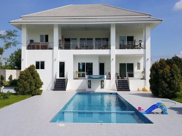 Leo Resort