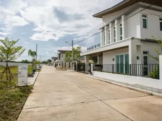 Beyond San Kamphaeng
