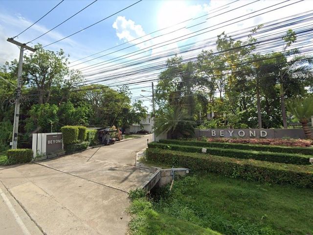 Beyond San Kamphaeng