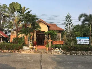 Pob Choke Garden Hill Village