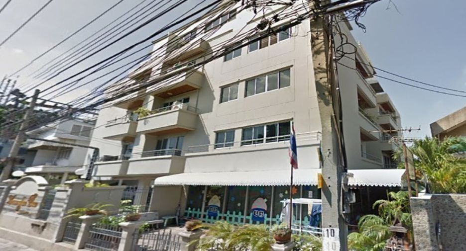 Ari Samphan Place